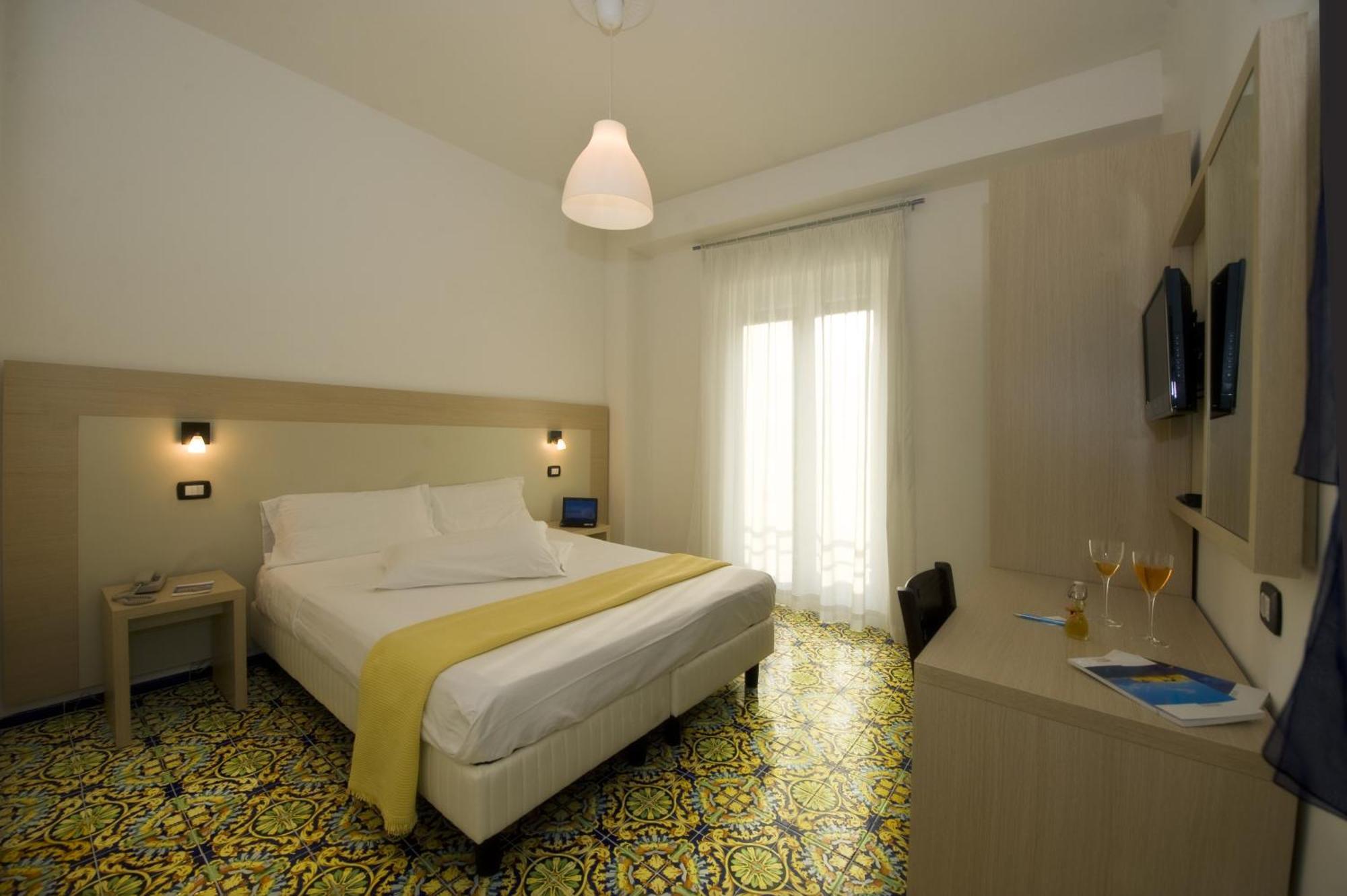 Hotel Torre Di Milo Майори Экстерьер фото